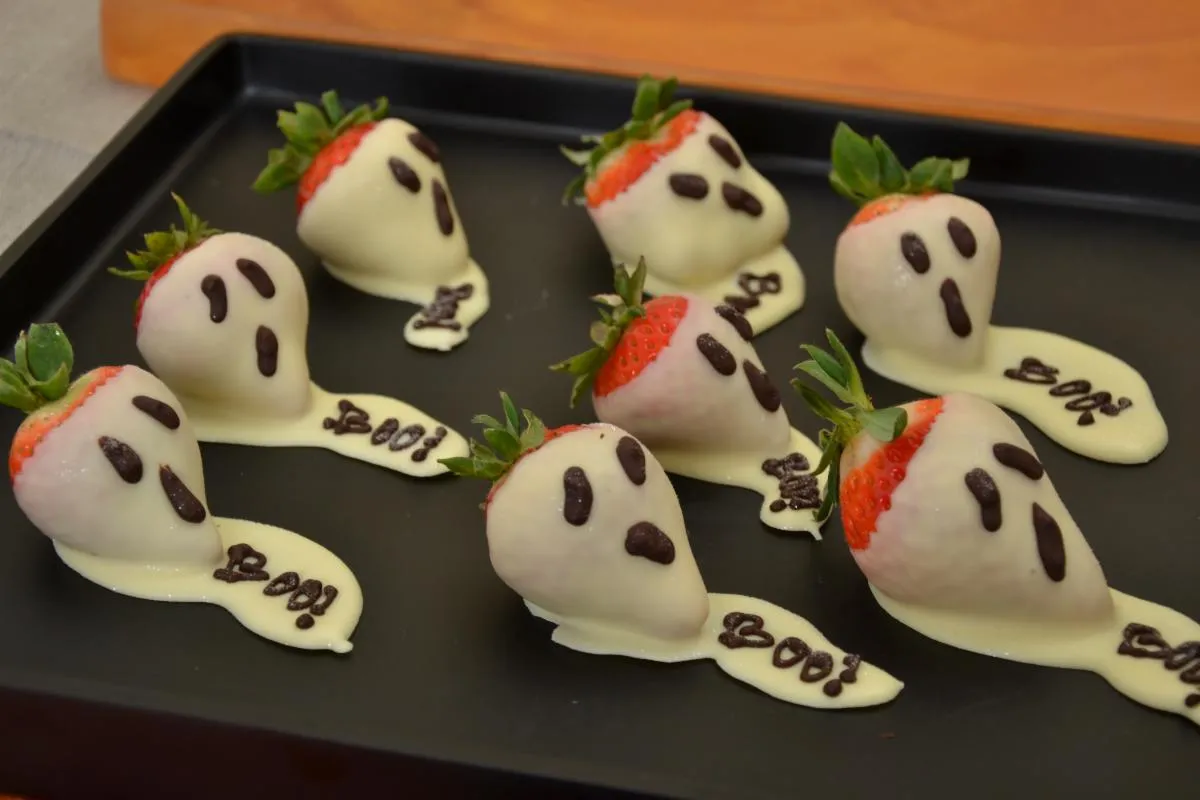 Halloween catering menu Ghost Chocolate Dip Strawberry